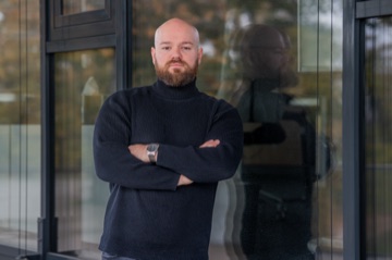 Simon, TV-Werbe-Experte